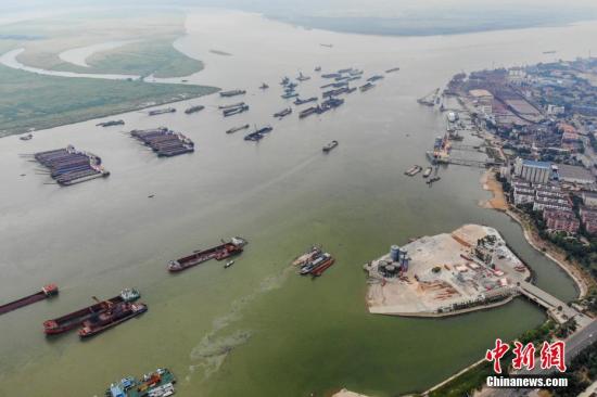 8月1日，巨型的水泥儲罐被吊離碼頭，湖南岳陽城陵磯新港區(qū)天欣碼頭的整治已基本完成。今年5月，長江岸線湖南段開展港口碼頭&ldquo;關(guān)停并轉(zhuǎn)&rdquo;專項整治行動。截至目前，該行動已集中關(guān)停42個碼頭泊位，退出岸線7302米。楊華峰 攝