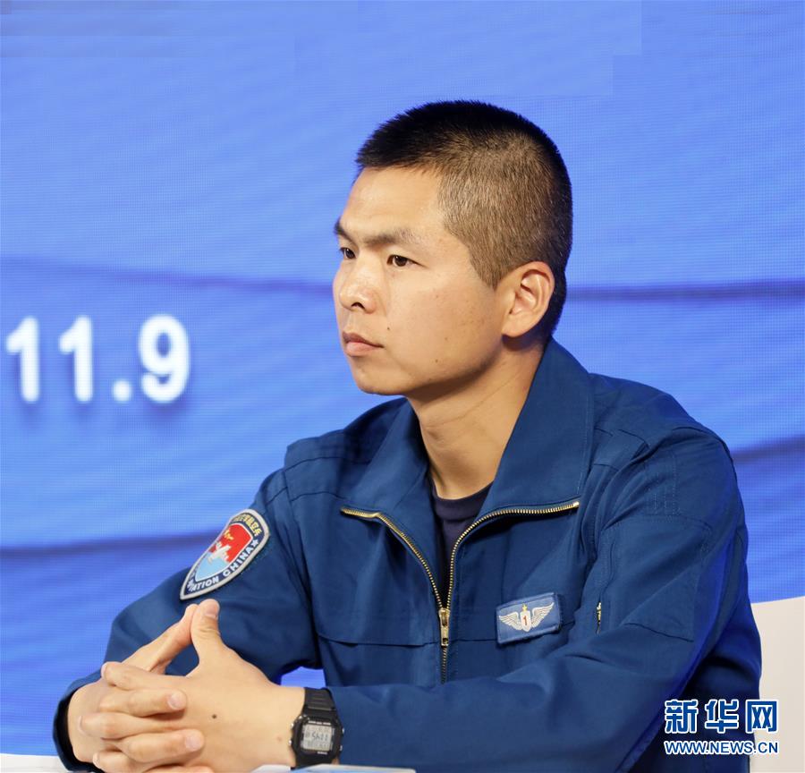 （圖文互動）（1）中國空軍新型戰機飛行員&ldquo;論劍&rdquo;珠海航展