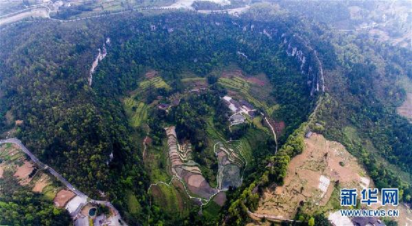 （在習近平新時代中國特色社會主義思想指引下&mdash;&mdash;新時代新作為新篇章&middot;鄉村振興戰略&middot;圖文互動）（6）掙脫&ldquo;富饒的貧困&rdquo;&mdash;&mdash;一個西部貧困區縣綠色發展之變 