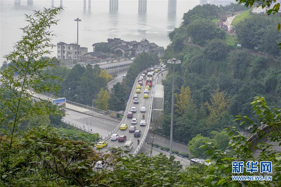 (在習(xí)近平新時(shí)代中國(guó)特色社會(huì)主義思想指引下——新時(shí)代新作為新篇章·圖文互動(dòng))(9)激活新動(dòng)能 崛起新高地 塑造山水城——重慶推動(dòng)高質(zhì)量發(fā)展觀察