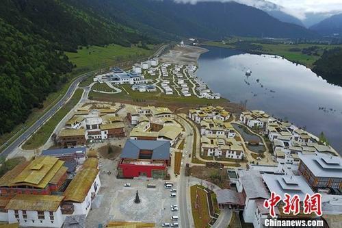 資料圖:初夏的西藏林芝魯朗小鎮美輪美奐。<a target='_blank' ><p align=