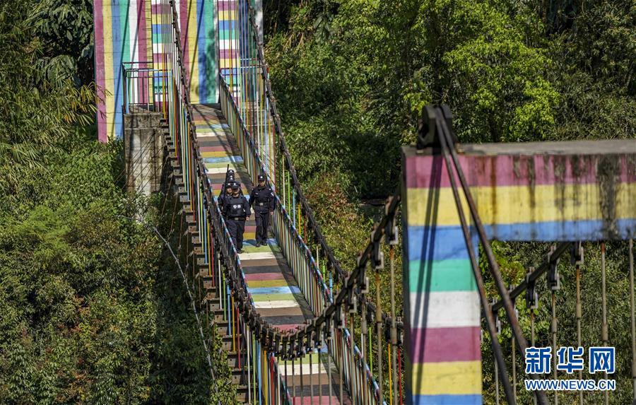 （愛國(guó)情 奮斗者&middot;圖文互動(dòng)）（2）警民情深&mdash;&mdash;記云南貢山縣獨(dú)龍江鄉(xiāng)邊境派出所