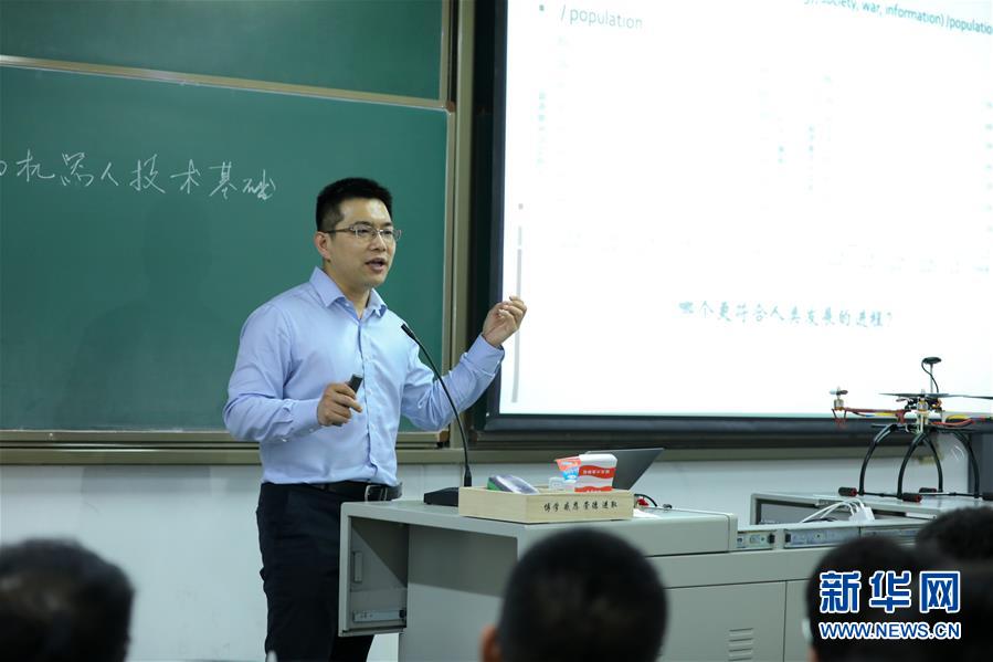 （圖文互動）（1）心懷藍天　逐夢云霄&mdash;&mdash;記天津大學教授、一飛智控創始人齊俊桐