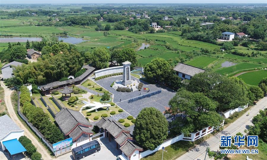 (壯麗70年·奮斗新時代——記者再走長征路·圖文互動)(1)“紅軍樹”下憶初心、守初心