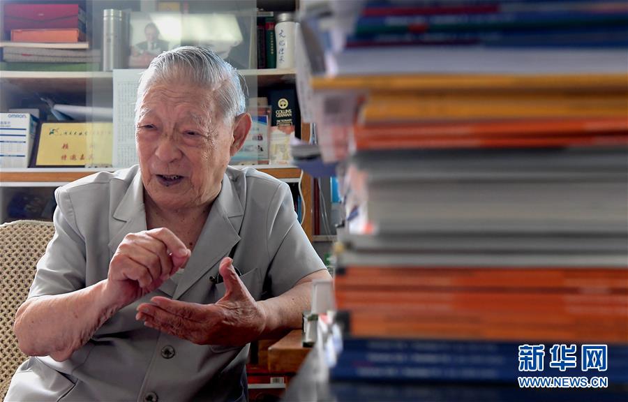 (愛國者 奮斗情·圖文互動)(3)用醫(yī)術(shù)和道德守護(hù)“光明”——全國道德模范99歲眼科專家張效房的人生軌跡