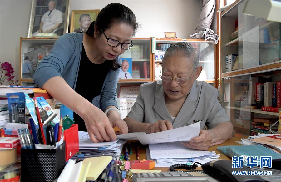 (愛國者 奮斗情·圖文互動)(4)用醫(yī)術(shù)和道德守護(hù)“光明”——全國道德模范99歲眼科專家張效房的人生軌跡