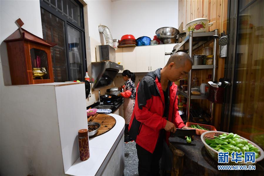 （圖文互動）（8）鄉村攝影師、鄉村&ldquo;模特&rdquo;、民宿店主&mdash;&mdash;鄉村旅游推動婺源農民生活方式發生新變化