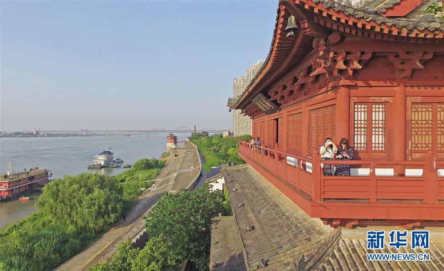 (在習近平新時代中國特色社會主義思想指引下——新時代新作為新篇章·總書記關(guān)切高質(zhì)量發(fā)展·圖文互動)(2)在藍天白云下——污染防治攻堅戰(zhàn)持續(xù)推進