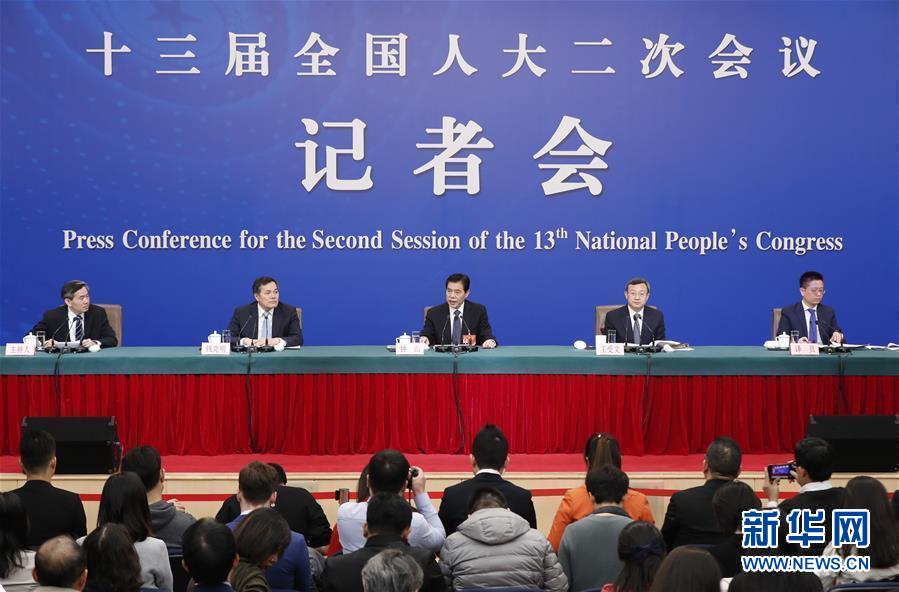 （兩會(huì)·XHDW）（1）商務(wù)部部長鐘山等就“促進(jìn)形成強(qiáng)大國內(nèi)市場 推動(dòng)全方位對(duì)外開放”答記者問