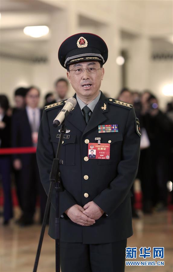 （兩會&middot;面對面&middot;XHDW）（7）全國政協委員接受采訪