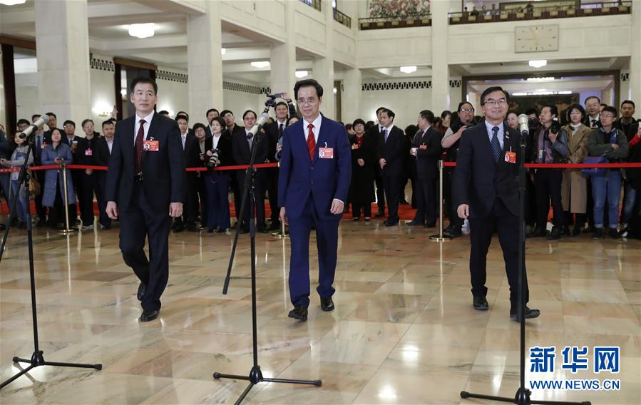（兩會&middot;面對面&middot;XHDW）（9）全國政協委員接受采訪