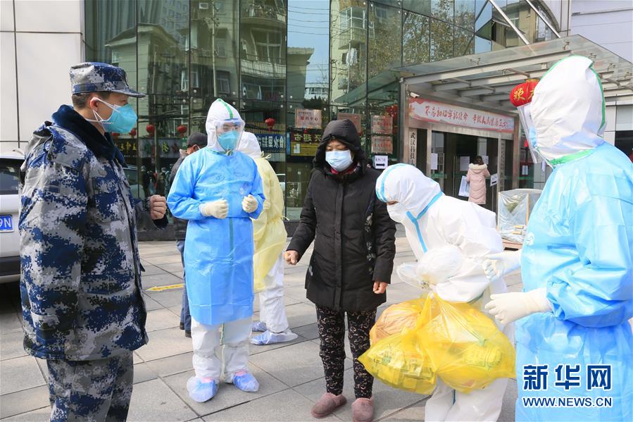 （新華全媒頭條&middot;圖文互動）（1）黨旗，高高飄揚在防控疫情斗爭第一線&mdash;&mdash;各級黨組織和廣大黨員干部投身疫情防控阻擊戰(zhàn)紀實