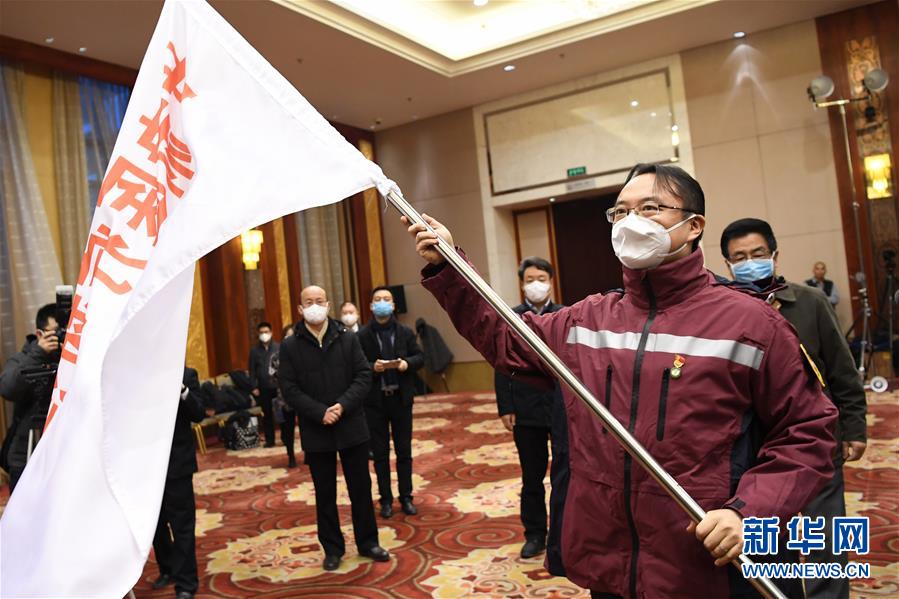 （新華全媒頭條&middot;圖文互動）（3）黨旗，高高飄揚在防控疫情斗爭第一線&mdash;&mdash;各級黨組織和廣大黨員干部投身疫情防控阻擊戰(zhàn)紀實