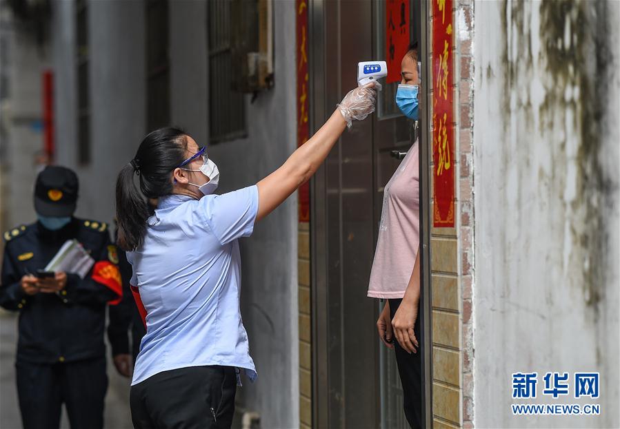 （在習近平新時代中國特色社會主義思想指引下&mdash;&mdash;新時代新作為新篇章&middot;習近平總書記關切事）（3）&ldquo;平凡英雄&rdquo;的力量&mdash;&mdash;致敬堅守戰&ldquo;疫&rdquo;一線的社區工作者 