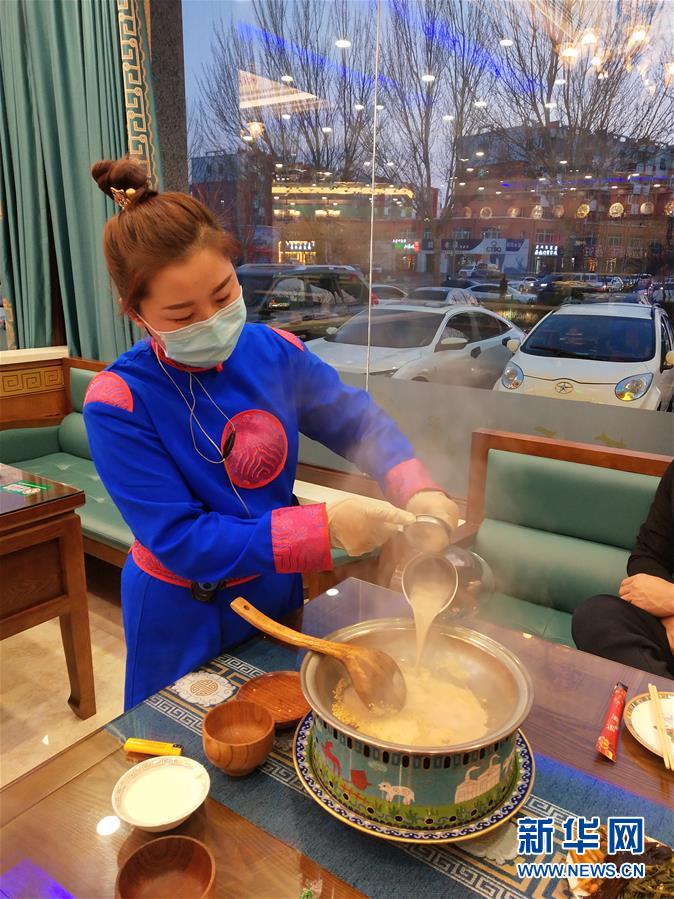 （圖文互動）（2）特寫：限人數、分餐吃、用公筷&mdash;&mdash;偏遠小城&ldquo;吃飯&rdquo;見聞