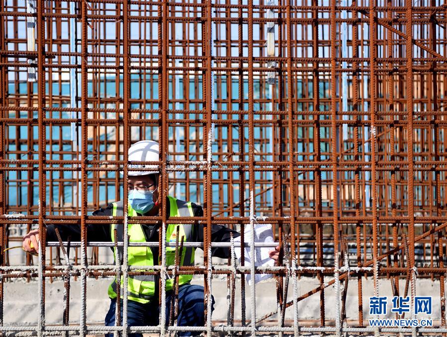 （一線抗疫群英譜&middot;圖文互動）（6）和時(shí)間搶生命&mdash;&mdash;記鄭州岐伯山醫(yī)院&ldquo;90后&rdquo;參建者梁少智