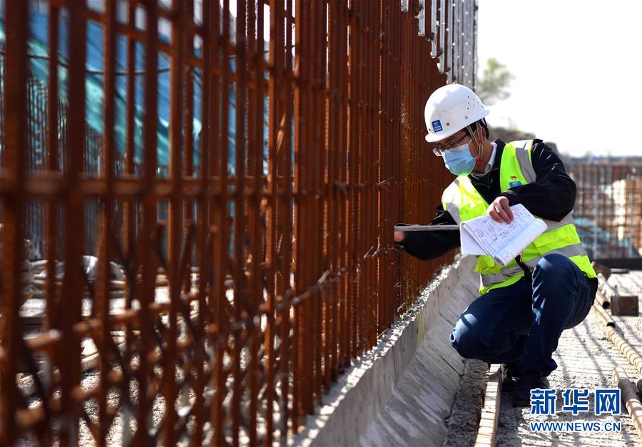 （一線抗疫群英譜&middot;圖文互動）（5）和時(shí)間搶生命&mdash;&mdash;記鄭州岐伯山醫(yī)院&ldquo;90后&rdquo;參建者梁少智