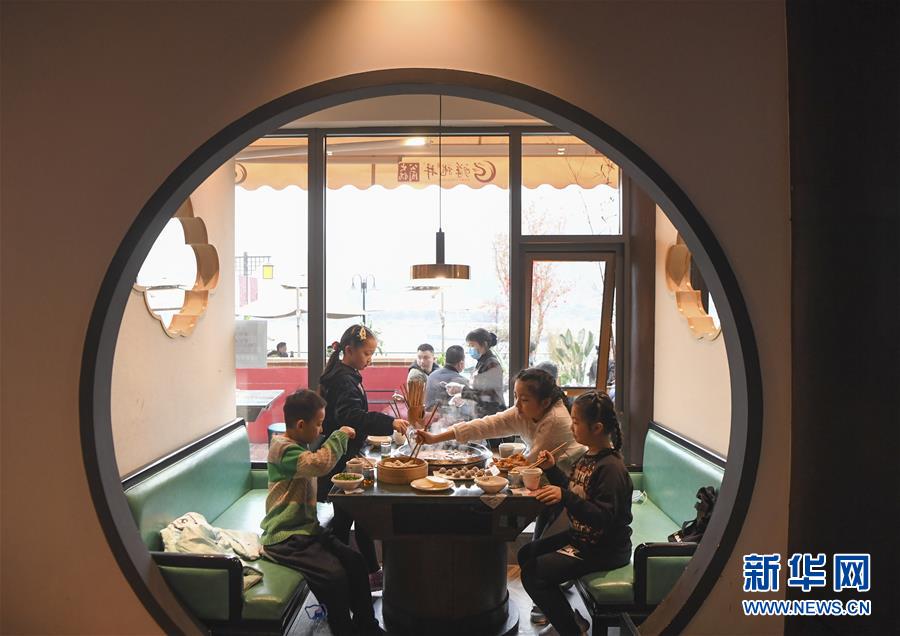（聚焦復(fù)工復(fù)產(chǎn)&middot;圖文互動）（2）重慶兩江又飄火鍋香
