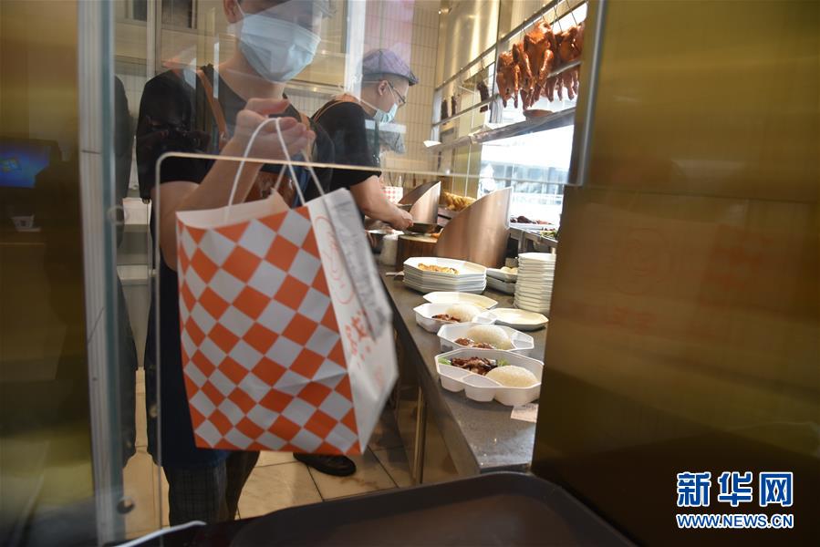 （聚焦復工復產&middot;圖文互動）（4）觸網接單、開發簡餐、直播賣貨&mdash;&mdash;餐企換招自救