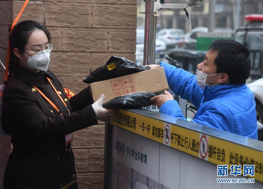 （習(xí)近平致敬的戰(zhàn)&ldquo;疫&rdquo;英雄&middot;社區(qū)工作者篇&middot;圖文互動(dòng)）（3）他們，堅(jiān)守一線戰(zhàn)風(fēng)雨