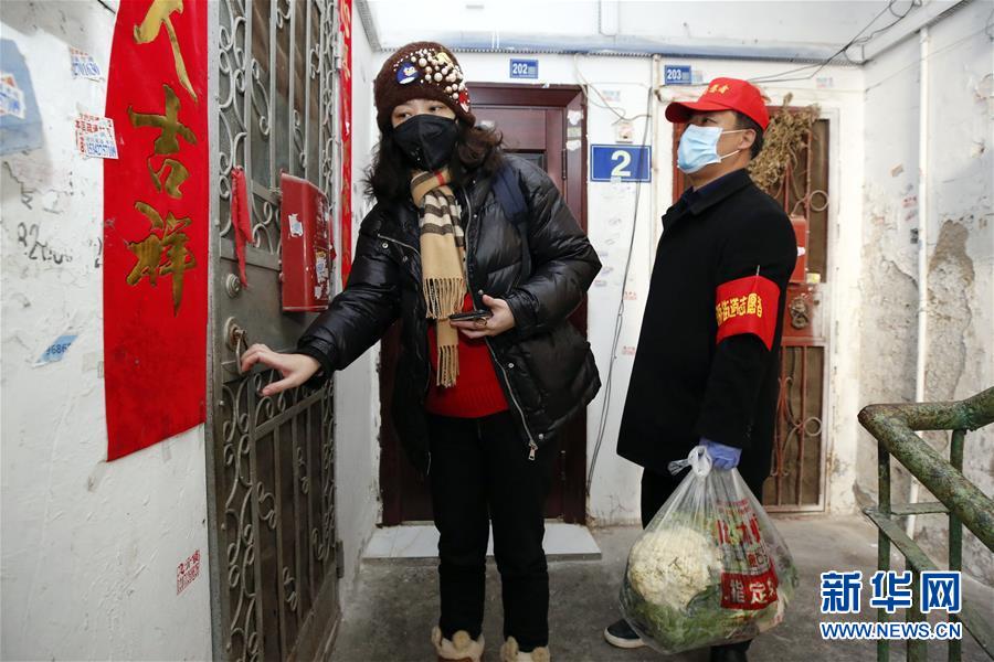 （習(xí)近平致敬的戰(zhàn)&ldquo;疫&rdquo;英雄&middot;社區(qū)工作者篇&middot;圖文互動(dòng)）（6）他們，堅(jiān)守一線戰(zhàn)風(fēng)雨