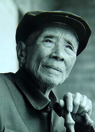 （為了民族復(fù)興&middot;英雄烈士譜&middot;圖文互動(dòng)）楊善洲：&ldquo;草鞋書(shū)記&rdquo;筑起綠色豐碑