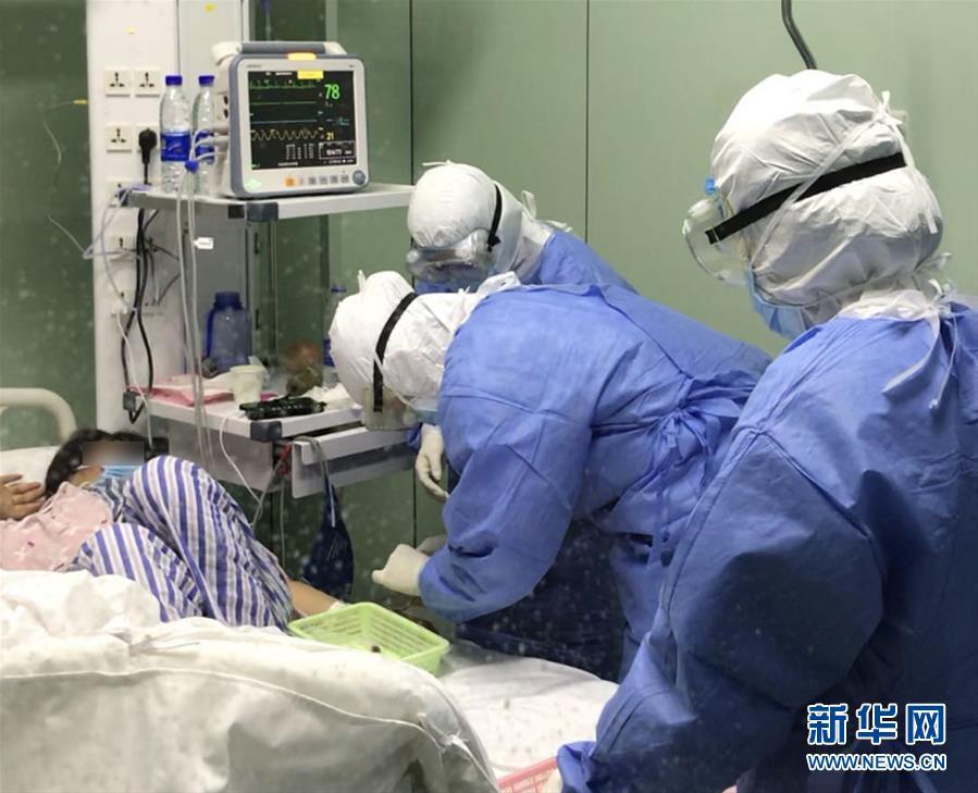 (一線抗疫群英譜·圖文互動)(1)除夕夜奔赴隔離重癥病房的侯坤