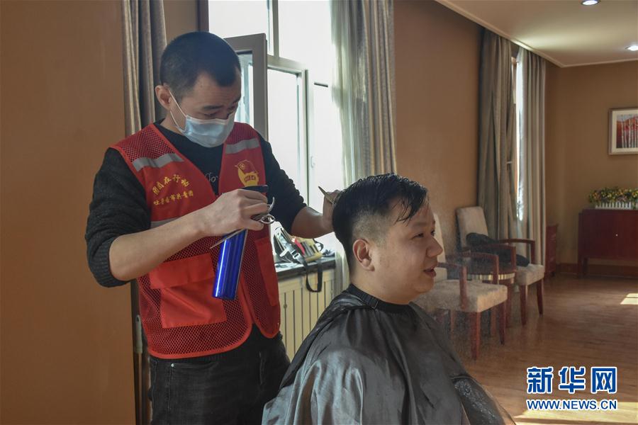（一線抗疫群英譜&middot;圖文互動）（1）&ldquo;小小發屋&rdquo;溢真情&mdash;&mdash;新疆&ldquo;90后&rdquo;義務理發師馬國仁的故事