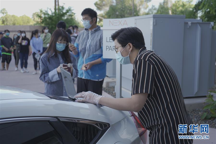 （國(guó)際疫情&middot;圖文互動(dòng)）（6）&ldquo;來(lái)自祖國(guó)濃濃的愛(ài)&rdquo;&mdash;&mdash;在美留學(xué)生領(lǐng)取&ldquo;健康包&rdquo;背后的故事