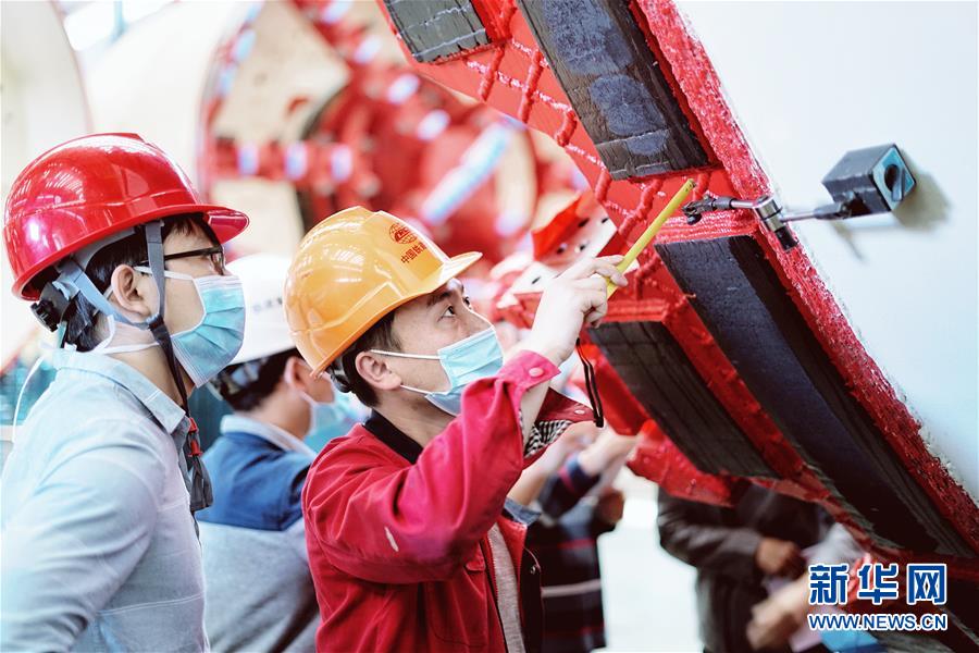 （在習(xí)近平新時(shí)代中國(guó)特色社會(huì)主義思想指引下&mdash;&mdash;新時(shí)代新作為新篇章&middot;習(xí)近平總書記關(guān)切事&middot;圖文互動(dòng)）（1）最有力的支撐，最堅(jiān)決的攀登&mdash;&mdash;記錄奮戰(zhàn)在復(fù)工復(fù)產(chǎn)一線的科技工作者