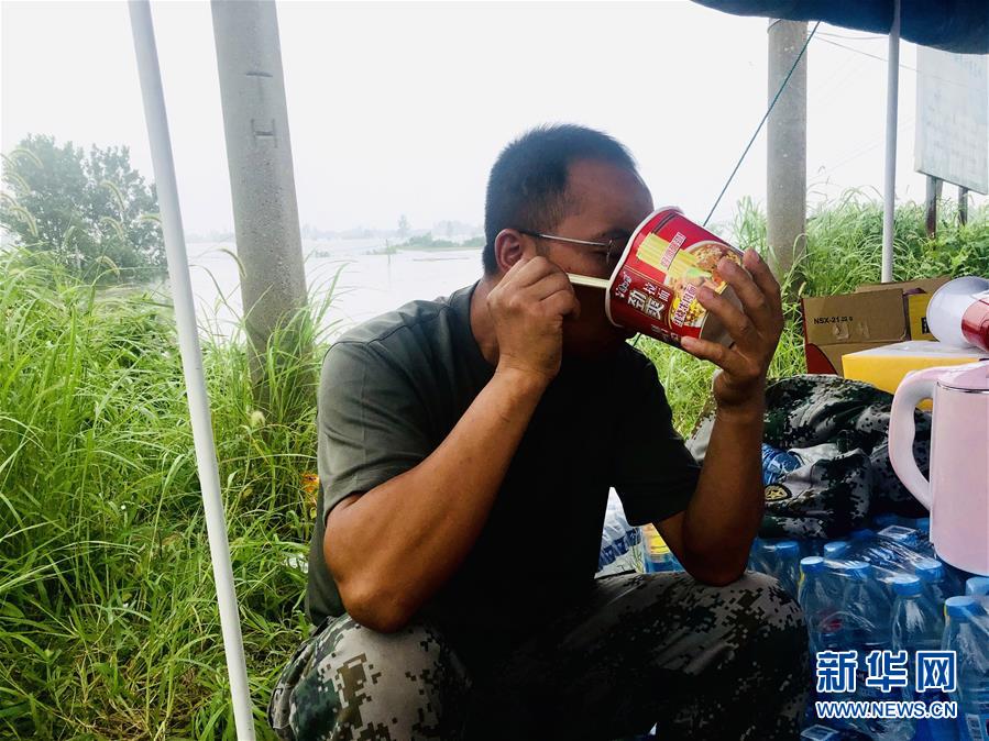 （防汛抗洪&middot;一線人物&middot;圖文互動(dòng)）（1）萬家燈火明 壩上有神兵&mdash;&mdash;安徽宿松長江大堤上的&ldquo;守護(hù)者聯(lián)盟&rdquo;群像