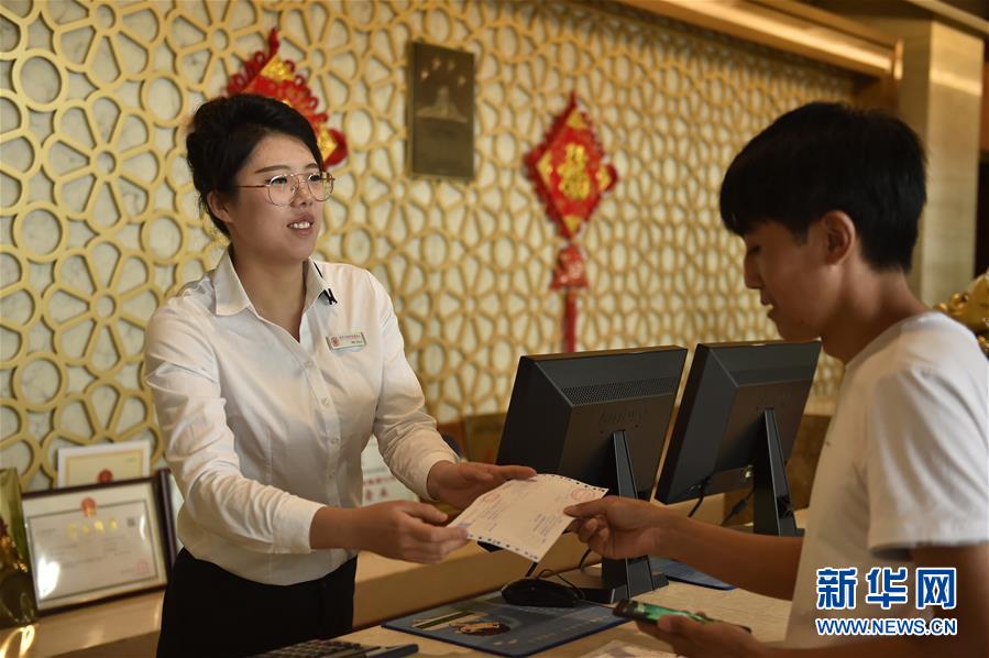 (新華全媒頭條·走向我們的小康生活·圖文互動(dòng))(5)我們村里的年輕人——賈家莊追求美好生活的“動(dòng)力源泉”