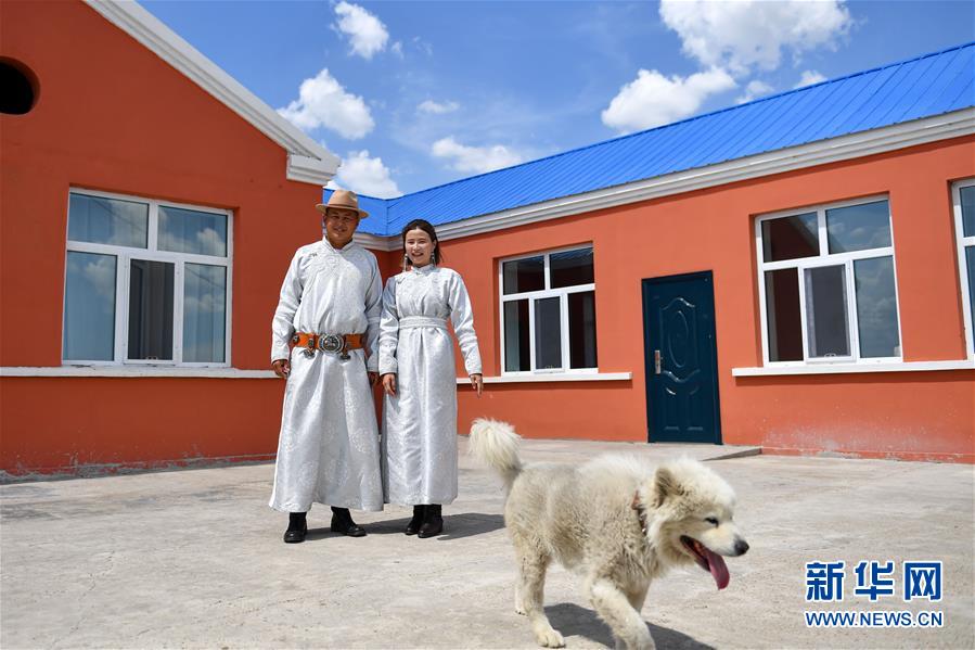 （走向我們的小康生活&middot;圖文互動）（6）草原有了網，手機能放羊&mdash;&mdash;看呼倫貝爾大草原牧民生活變了樣 