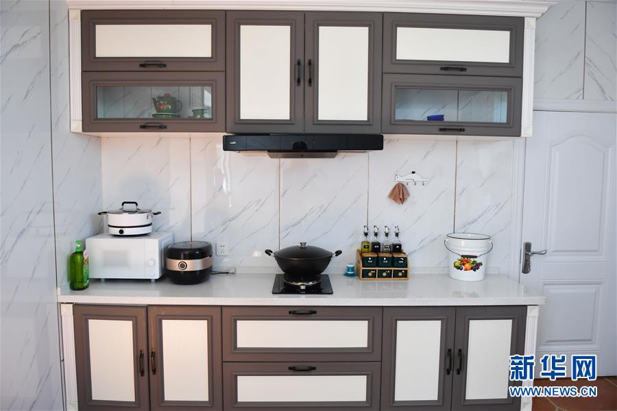 （走向我們的小康生活&middot;圖文互動）（7）草原有了網，手機能放羊&mdash;&mdash;看呼倫貝爾大草原牧民生活變了樣 