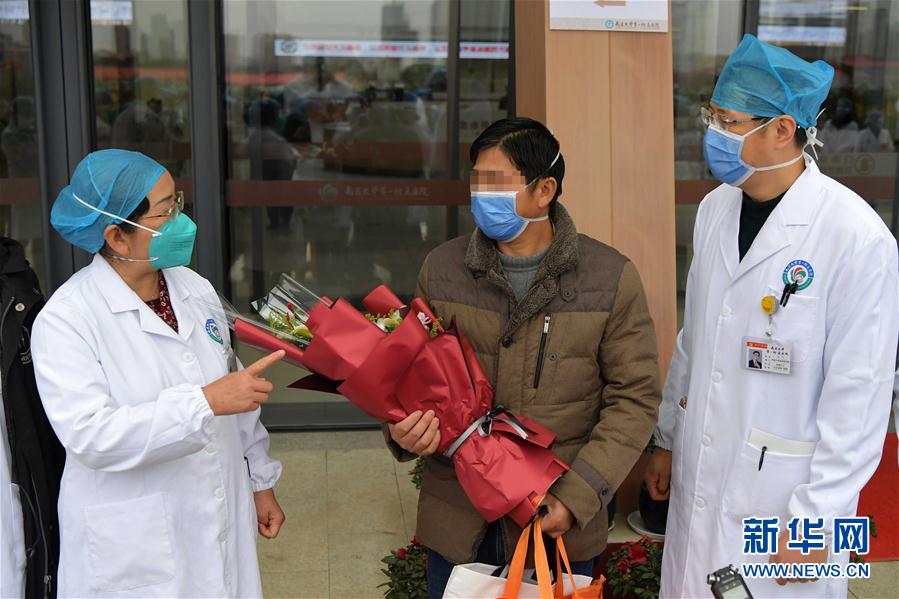 （在習(xí)近平新時(shí)代中國(guó)特色社會(huì)主義思想指引下&mdash;&mdash;新時(shí)代新作為新篇章&middot;習(xí)近平總書記關(guān)切事&middot;圖文互動(dòng)）（10）口罩擋不住你的美&mdash;&mdash;戰(zhàn)&ldquo;疫&rdquo;一線巾幗掠影