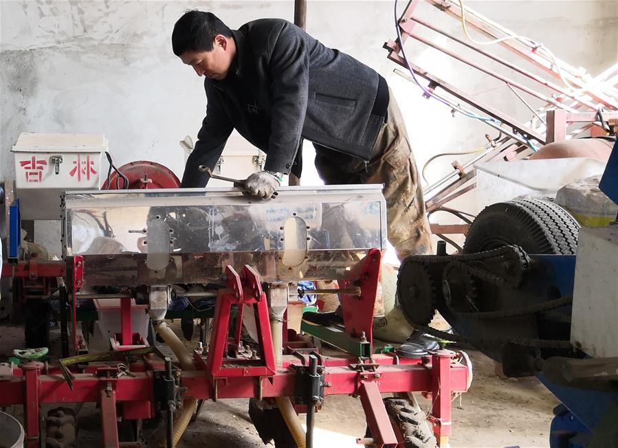 （在習近平新時代中國特色社會主義思想指引下&mdash;&mdash;新時代新作為新篇章&middot;習近平總書記關切事&middot;圖文互動）（3）為農田注入硬核生產力&mdash;&mdash;一些地方春耕中農業科技創新掃描