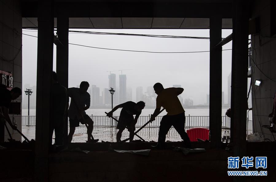 （在習(xí)近平新時(shí)代中國(guó)特色社會(huì)主義思想指引下&mdash;&mdash;新時(shí)代新作為新篇章&middot;習(xí)近平總書記關(guān)切事&middot;圖文互動(dòng)）（3）戰(zhàn)疫魔,斗洪魔&mdash;&mdash;湖北全力應(yīng)對(duì)防疫、防汛疊加&ldquo;雙考&rdquo;