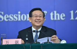 萬(wàn)鋼回答記者提問