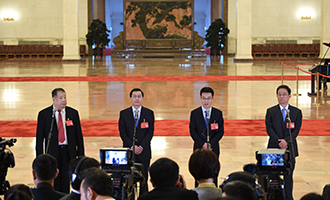 凌解放、王立平、徐川、黃一兵代表接受采訪