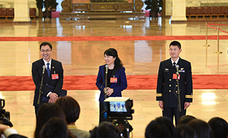 孟祥飛、李媛、曹先建代表接受采訪