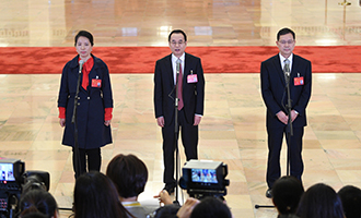 姜妍、康紅普、劉宗富代表接受采訪