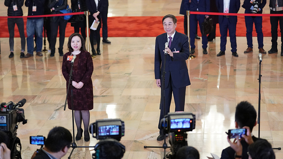 全國政協委員在&ldquo;委員通道&rdquo;接受采訪