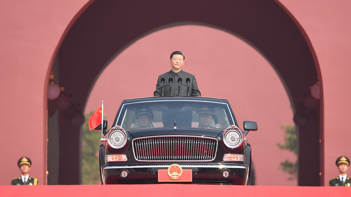 習近平乘坐檢閱車，經(jīng)過金水橋，駛上長安街
