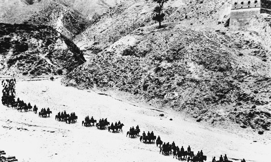 1937年11月太原失守后，八路軍向華北敵后挺進，分兵發(fā)動群眾，開展敵后游擊戰(zhàn)爭，創(chuàng)建敵后根據(jù)地。新華社稿　沙飛攝