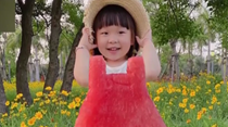 把夏天穿身上！寶媽給3歲女兒拍創(chuàng)意果蔬照