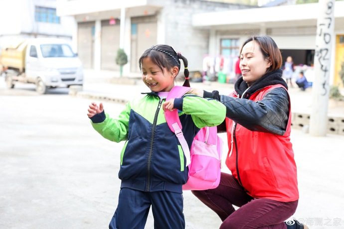 在貴州南開鄉(xiāng)塢鉛小學的捐贈行動中，“多一克溫暖”團隊結識了這個活潑愛笑的姑娘——李漫妮。父母很早離異，爸爸常年在外打工，7歲的她和奶奶兩人相依為命。海瀾之家給漫妮的家人也準備了羽絨服，懂事的漫妮說，想要快快長大，讓奶奶過上好日子。