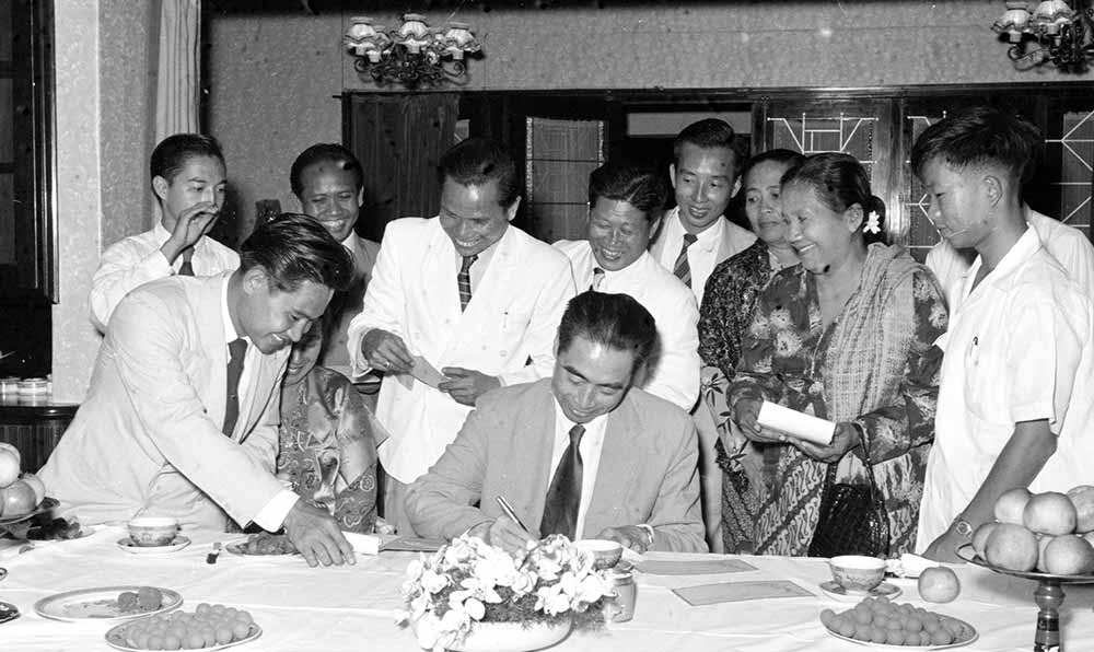 1955年4月25日，為迎接亞非會議而組織的萬隆人民委員會的代表請周恩來總理簽名留念。