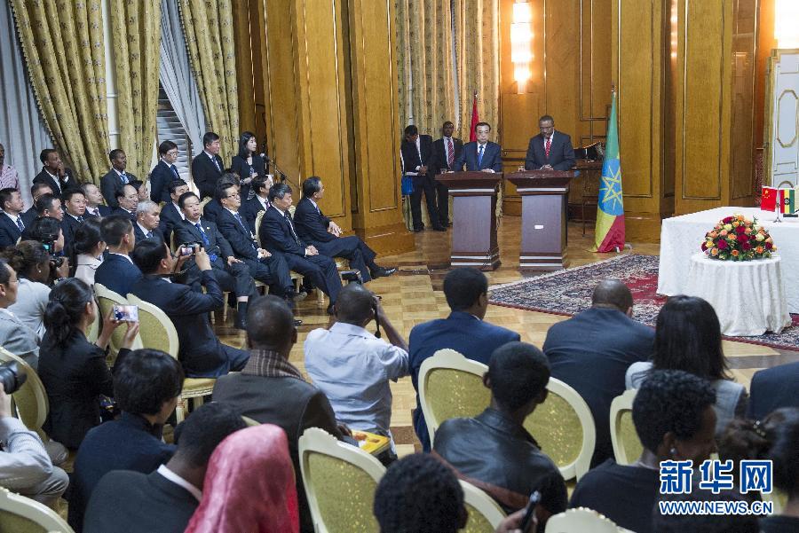 5月4日，國務院總理李克強在亞的斯亞貝巴與埃塞俄比亞總理海爾馬里亞姆舉行會談。這是會談后，李克強與海爾馬里亞姆共同會見記者。 新華社記者 王曄 攝