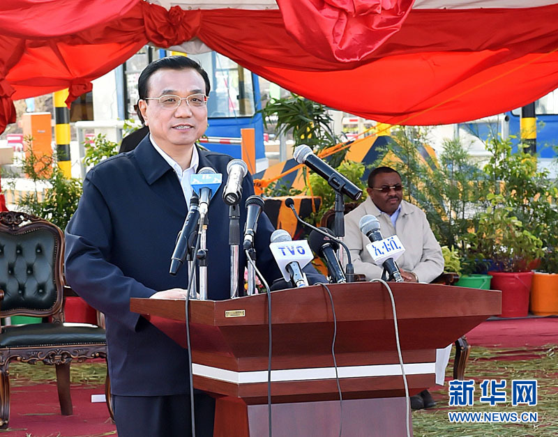 5月5日，國務(wù)院總理李克強(qiáng)與埃塞俄比亞總理海爾馬里亞姆共同出席亞的斯亞貝巴-阿達(dá)瑪高速公路一期竣工揭牌典禮，并為二期工程開工奠基剪彩。這是李克強(qiáng)在典禮上致辭。新華社記者 李濤 攝 