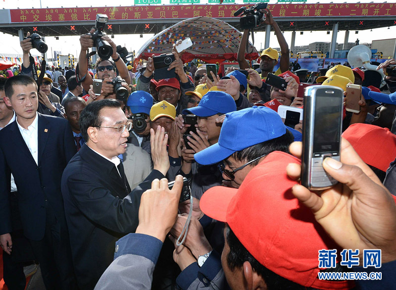 5月5日，中國國務(wù)院總理李克強(qiáng)與埃塞俄比亞總理海爾馬里亞姆共同出席亞的斯亞貝巴-阿達(dá)瑪高速公路一期竣工揭牌典禮，并為二期工程開工奠基剪彩。這是典禮結(jié)束后，李克強(qiáng)同工程施工人員親切交談。新華社記者 李濤 攝 